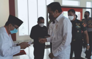Terkesan, Jokowi Minta Kertas Catatan Khotbah Jumat Seorang Khatib di Palu