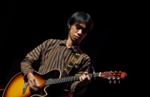 Eross Chandra Buktikan Gitar Seharga Rp40 Ribu Dapat Ciptakan Lagu Hits