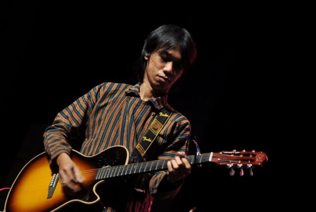 Eross Chandra Buktikan Gitar Seharga Rp40 Ribu Dapat Ciptakan Lagu Hits