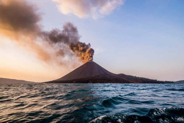 Gunung Anak Krakatau Erupsi, Status Naik Menjadi Siaga