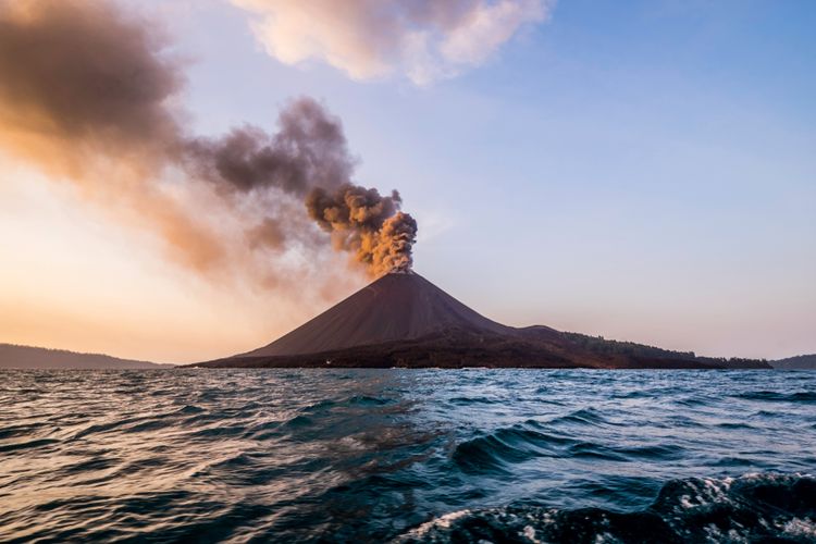 Gunung Anak Krakatau Erupsi, Status Naik Menjadi Siaga
