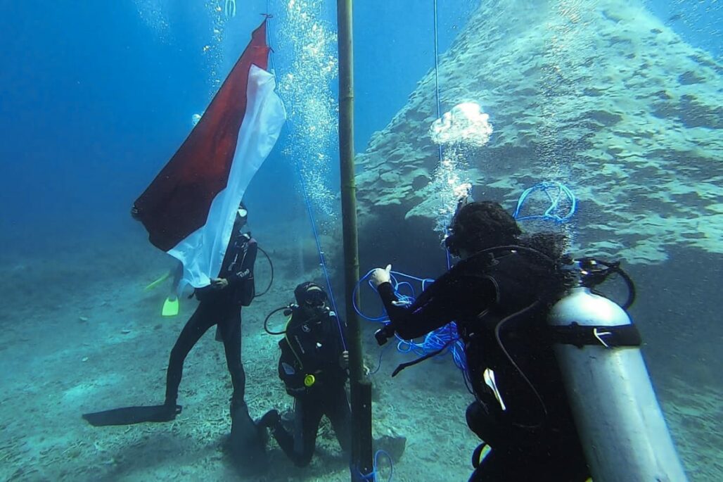 Bendera Merah Putih Akan Dikibarkan TNI AL di 77 Lokasi Bawah Laut