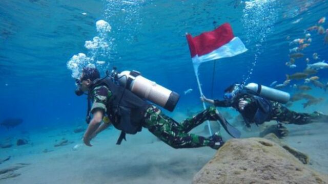 Bendera Merah Putih Akan Dikibarkan TNI AL di 77 Lokasi Bawah Laut