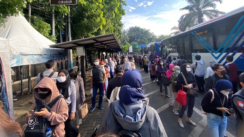 Sistem Baru Sebabkan Calon Penumpang Mengular di Halte Transjakarta