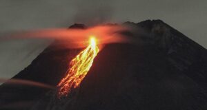 Gunung Merapi Semburkan Lava Pijar Puluhan Kali