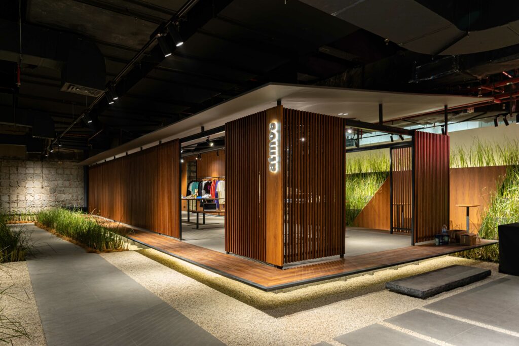 atmos kembali buka konsep baru yaitu Pop Up Store di Mall Kelapa Gading (MKG) 3 yang turut berkolaborasi bareng arsitek muda Indonesia.