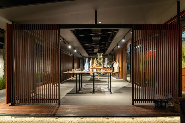 atmos kembali buka konsep baru yaitu Pop Up Store di Mall Kelapa Gading (MKG) 3 yang turut berkolaborasi bareng arsitek muda Indonesia.
