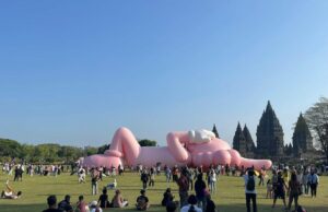 Candi Prambanan Dihebohkan Patung KAWS Sepanjang 45 Meter