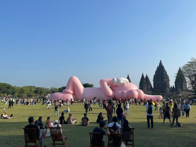 Candi Prambanan Dihebohkan Patung KAWS Sepanjang 45 Meter