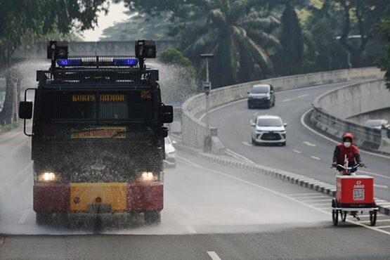 Kurangi Polusi Udara, Kendaraan Water Cannon Semprot Jalanan Ibu Kota