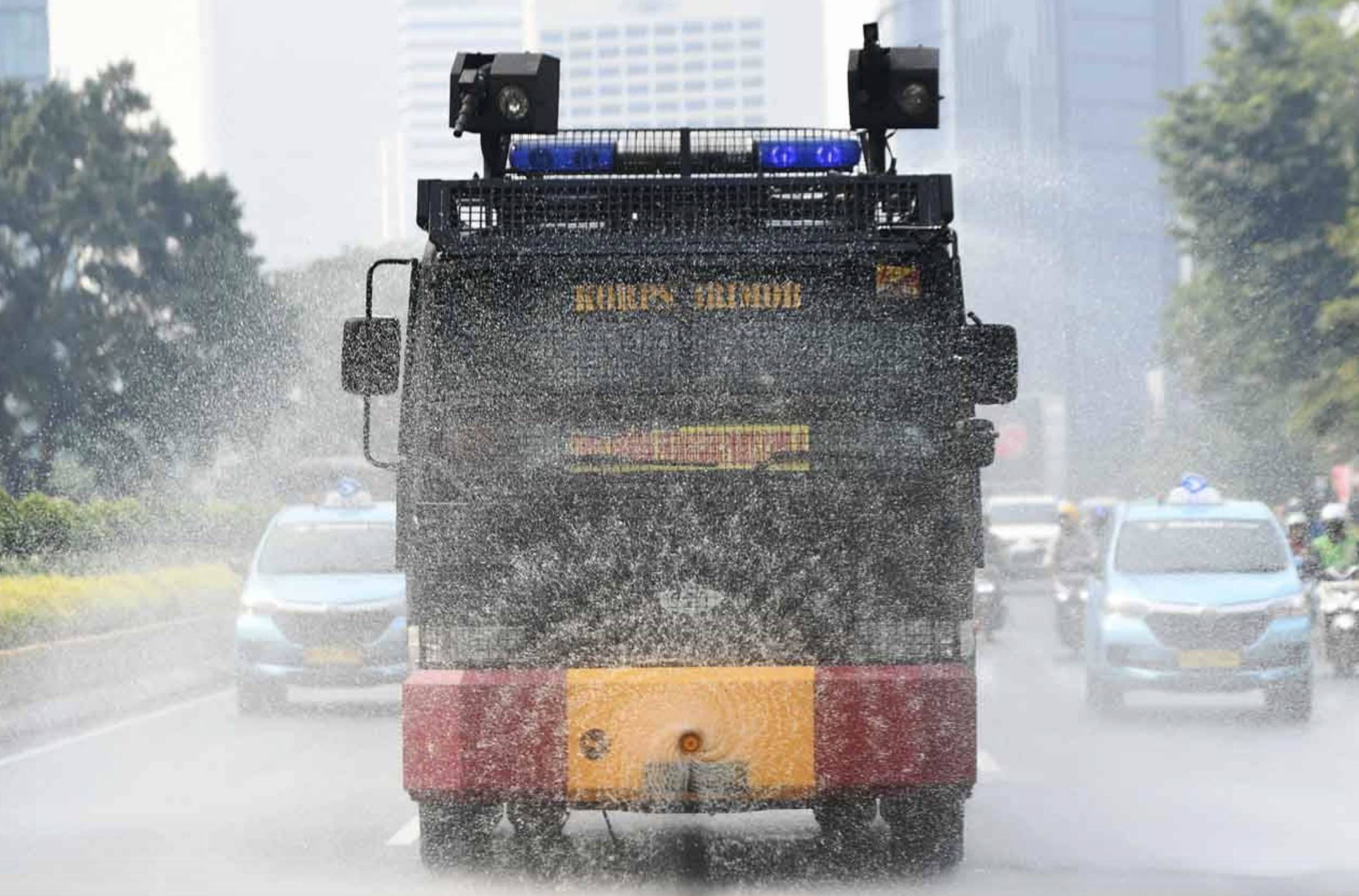 Kurangi Polusi Udara, Kendaraan Water Cannon Semprot Jalanan Ibu Kota