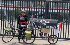 Sampai di GBK, Tangis Midun 'Pencari Keadilan Korban Kanjurahan' Pecah
