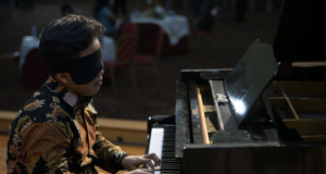 Pianis Indonesia Pecahkan Rekor Dunia dengan Mata Tertutup